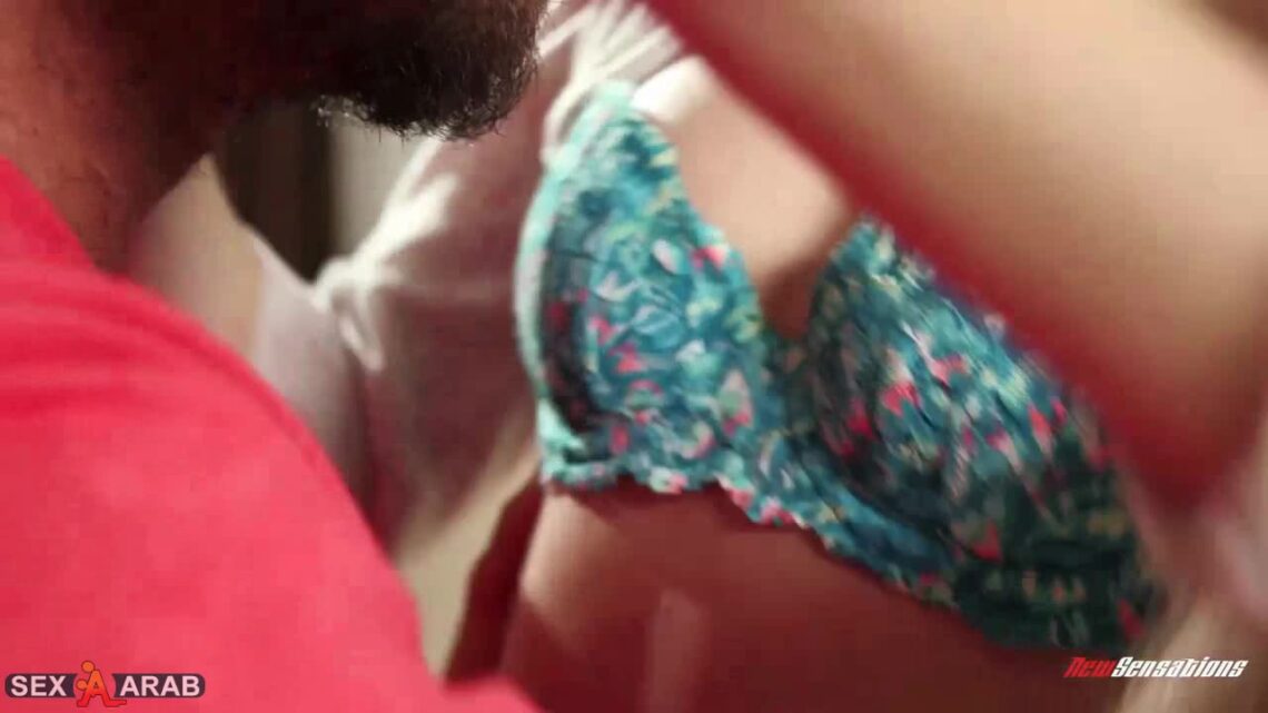 ملابسها الفاضحه وحركاتها المثيره تغضب اخاها | سكس مترجم
